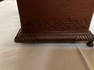 Cofre de cuero marrón con detalles dorados