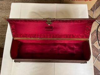 Cofre de cuero marrón con detalles dorados