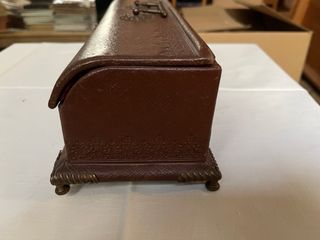 Cofre de cuero marrón con detalles dorados