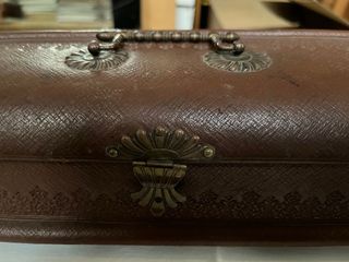 Cofre de cuero marrón con detalles dorados