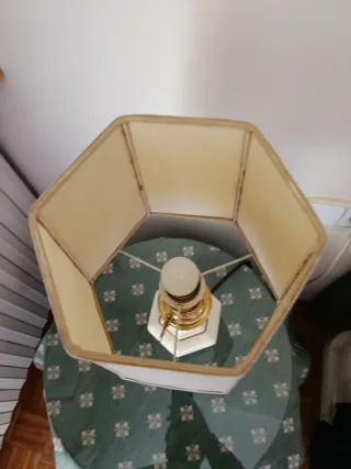 Juego 2 lámparas de mesa doradas y blancas
