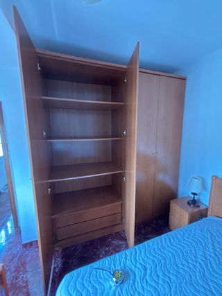 Armario marrón 2m ancho, 2m alto y 58cm profundo.