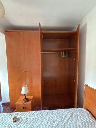 Armario marrón 2m ancho, 2m alto y 58cm profundo.