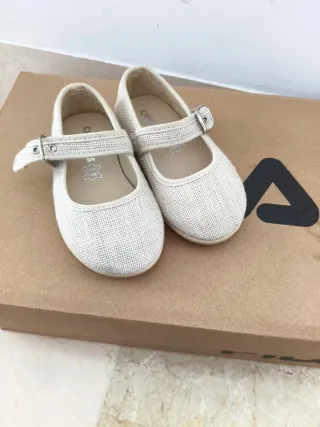 Zapatillas niña beige con tira