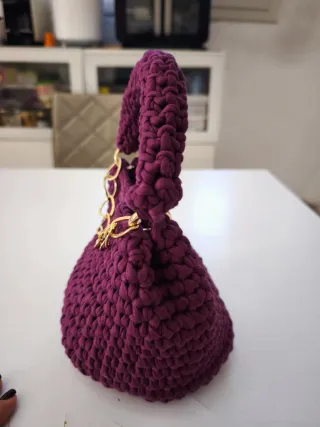 Borsa uncinetto viola con catena dorata