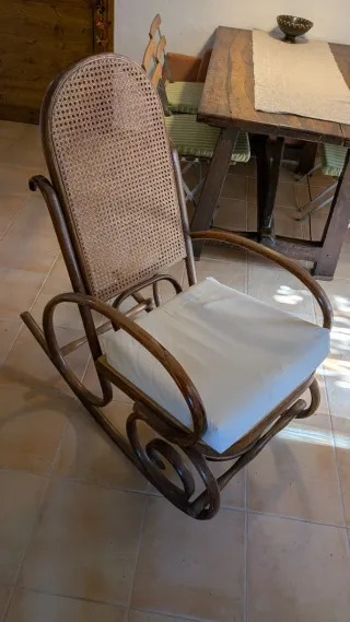Mecedora antigua de madera y ratán