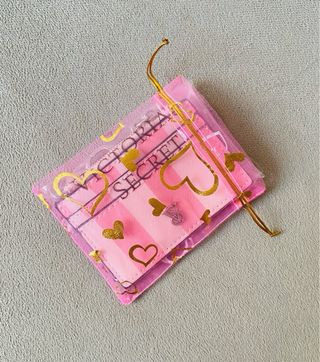 Tarjetero Victoria's Secret Rayas