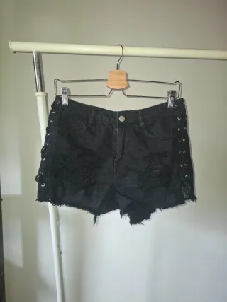 Shorts negros con cordones y rotos T38