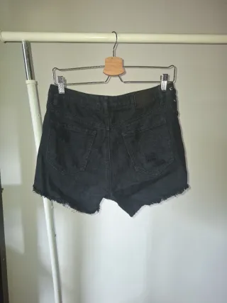 Shorts negros con cordones y rotos T38