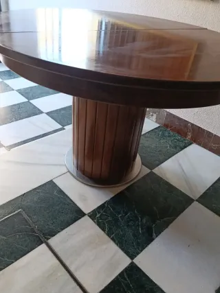 Mesa de comedor antigua. Extensible.