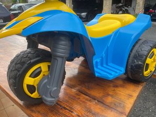 Triciclo eléctrico infantil azul y amarillo