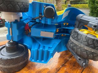 Triciclo eléctrico infantil azul y amarillo