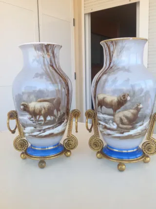 Pareja jarrones opalina pintados escenas campestre