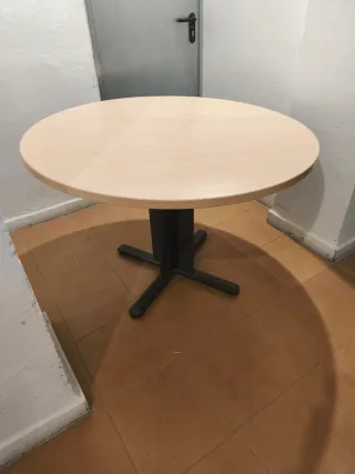 Mesa redonda de oficina para reunión.