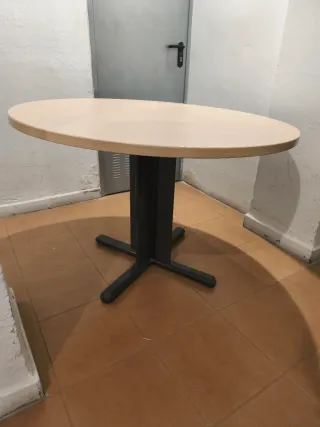 Mesa redonda de oficina para reunión.