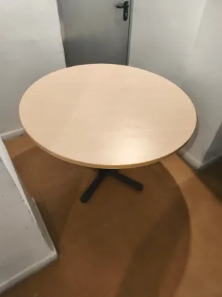 Mesa redonda de oficina para reunión.