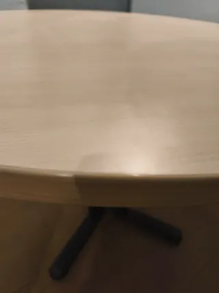 Mesa redonda de oficina para reunión.