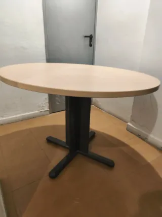 Mesa redonda de oficina para reunión.