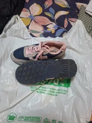 Zapatillas deportivas azules y rosas