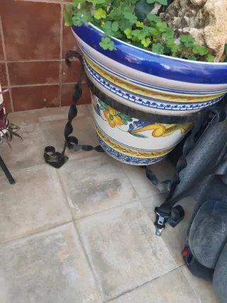 Macetones con pie de forja 75€ las 2