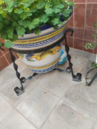 Macetones con pie de forja 75€ las 2