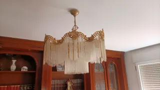 Lámpara de techo dorada y cristal