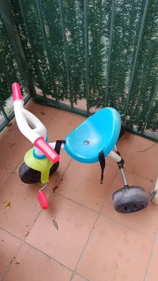 Triciclo infantil azul y verde