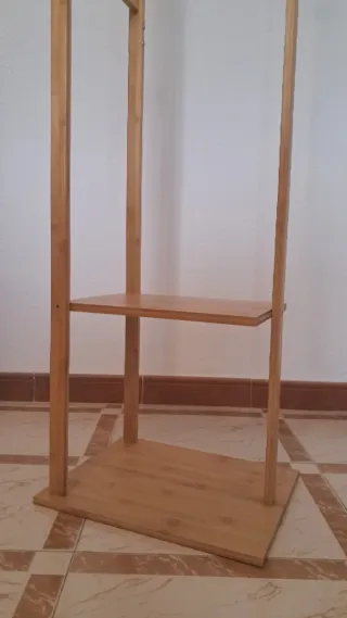 Perchero de pie de madera de bambú