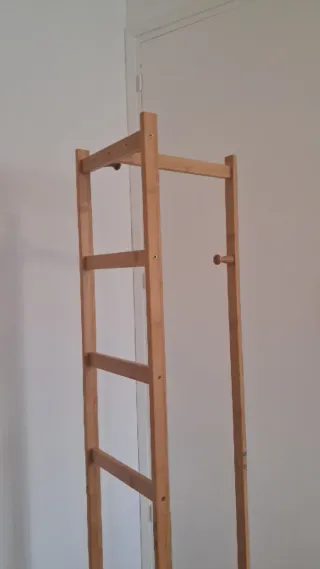 Perchero de pie de madera de bambú