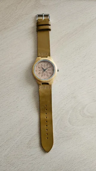 Reloj de bambú con diseño floral