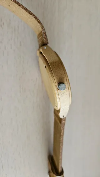 Reloj de bambú con diseño floral