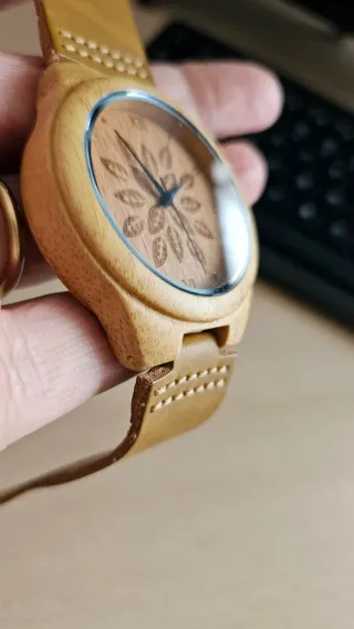 Reloj de bambú con diseño floral