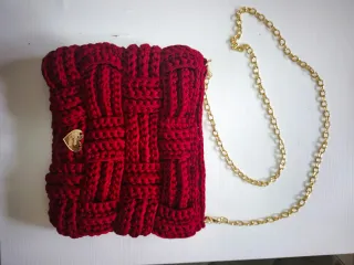 Borsa uncinetto bordeaux con catena oro