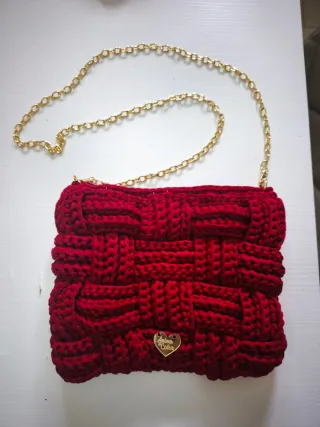Borsa uncinetto bordeaux con catena oro