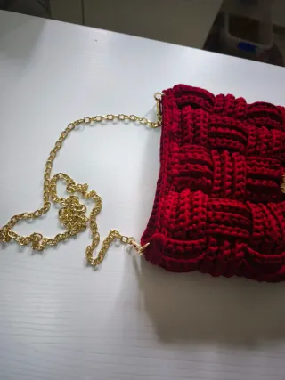 Borsa uncinetto bordeaux con catena oro