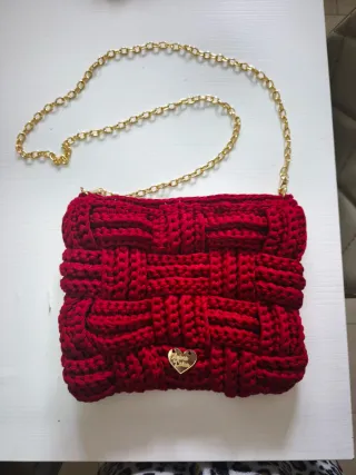 Borsa uncinetto bordeaux con catena oro
