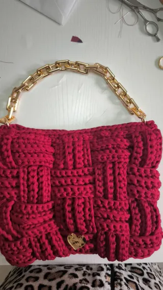 Borsa uncinetto bordeaux con catena oro