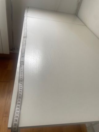 Escritorio blanco con estanterías