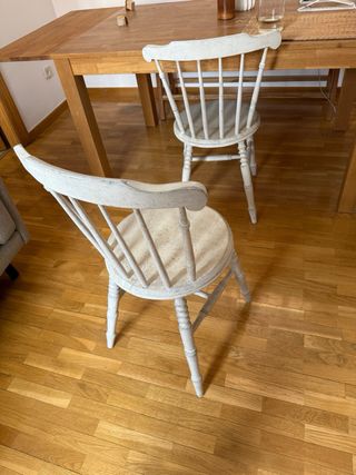 2 Sillas de madera blancas