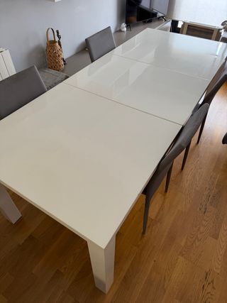 Mesa de comedor extensible blanca y cuatro sillas