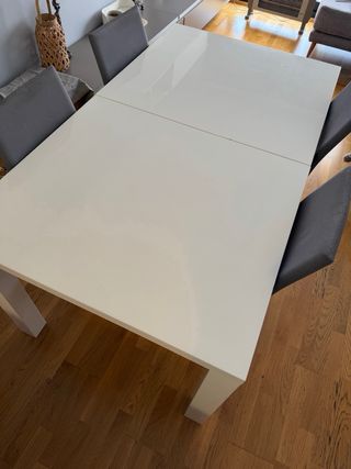 Mesa de comedor extensible blanca y cuatro sillas
