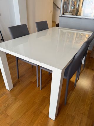 Mesa de comedor extensible blanca y cuatro sillas