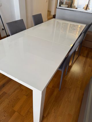 Mesa de comedor extensible blanca y cuatro sillas