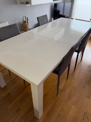Mesa de comedor extensible blanca y cuatro sillas
