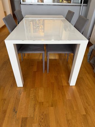 Mesa de comedor extensible blanca y cuatro sillas