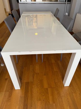 Mesa de comedor extensible blanca y cuatro sillas