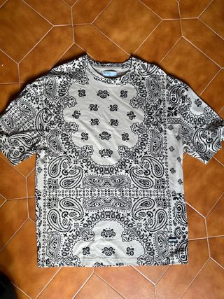 Camiseta Bershka Estampada Paisley Beige/Negro