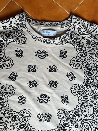 Camiseta Bershka Estampada Paisley Beige/Negro