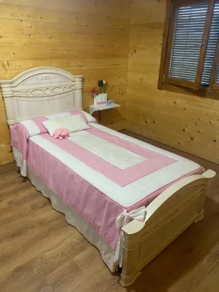 Cama individual con dosel y detalles
