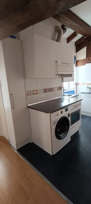 Muebles de cocina con mesa abatible.